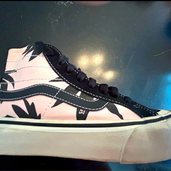 ♥️Vans ♥️Black,Pink and White High-Tops Girls size 5Y - Picture 2 of 6